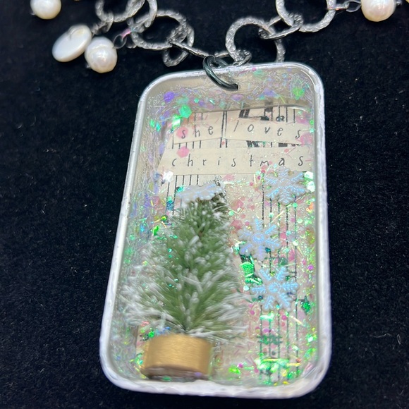 ⭐️Adorned Crown Jewelry assemblage she loves Christmas shadow box necklace - Picture 6 of 11